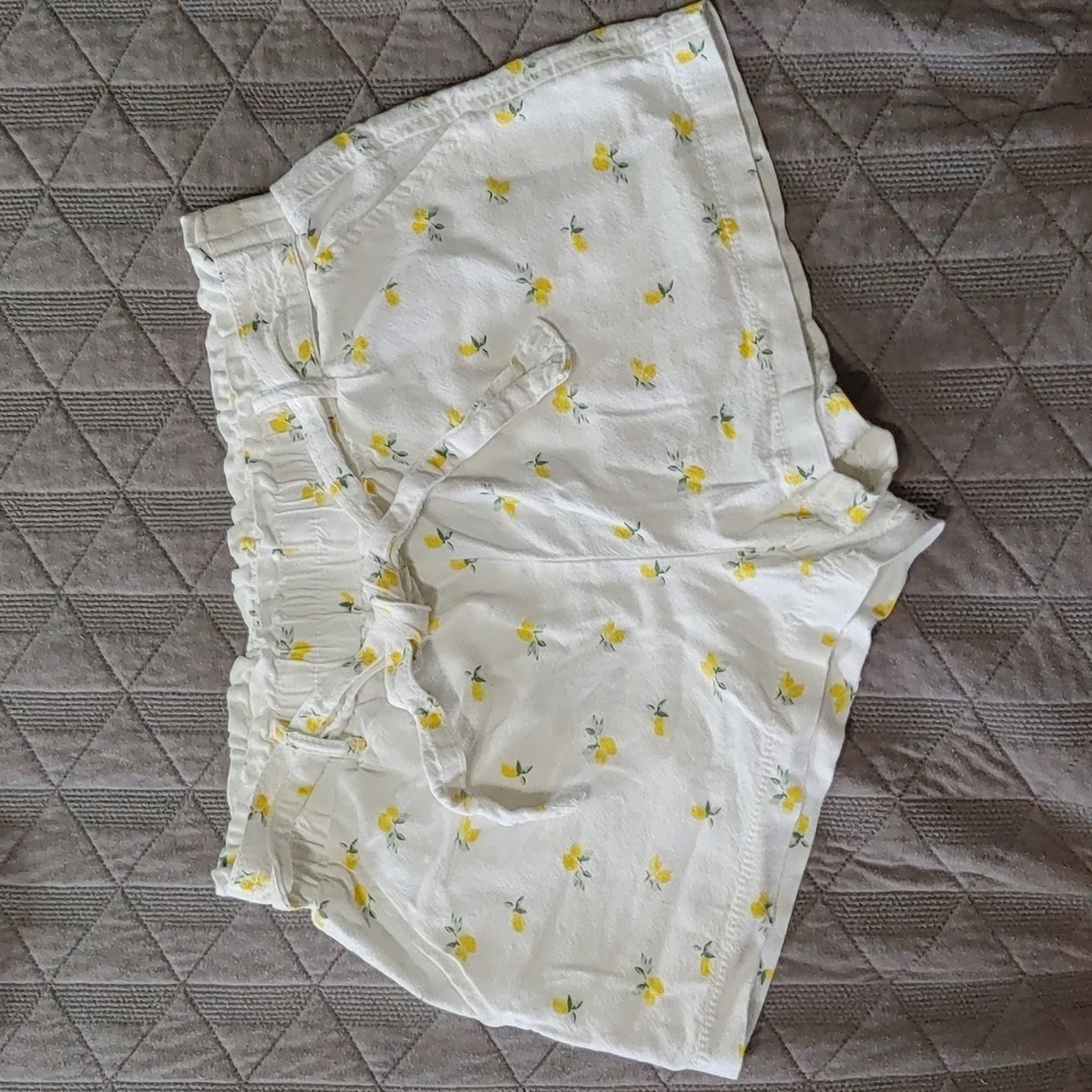 April Kiss linen blend shorts size small lemons